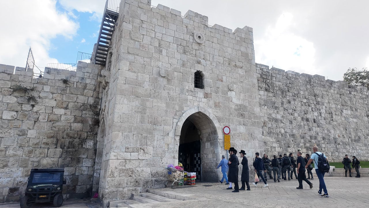 Foto - Mescid-i Aksa’ya giden yollar kapalı! Müslümanlar ibadet etmek için denetim duvarını aşıyor