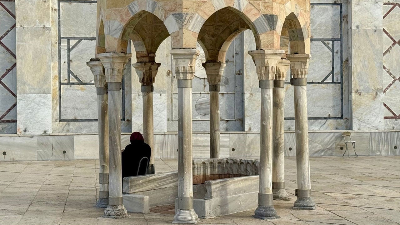 Foto - Mescid-i Aksa’ya giden yollar kapalı! Müslümanlar ibadet etmek için denetim duvarını aşıyor