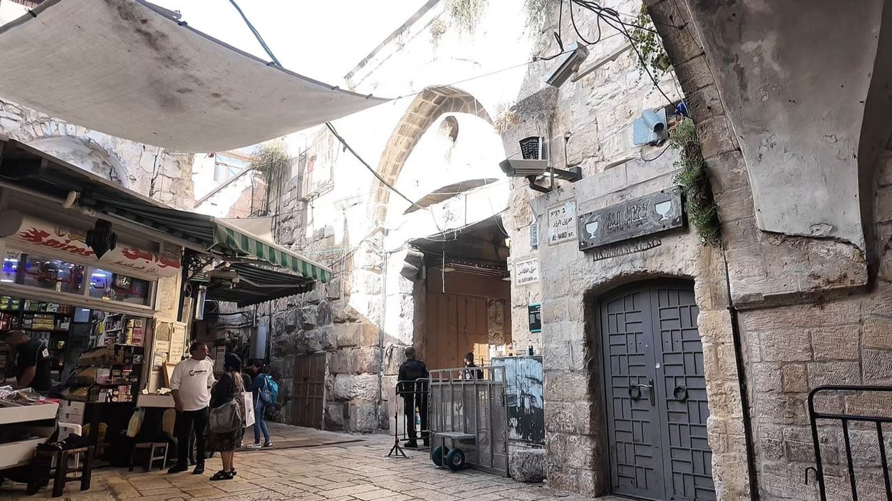 Foto - Mescid-i Aksa’ya giden yollar kapalı! Müslümanlar ibadet etmek için denetim duvarını aşıyor