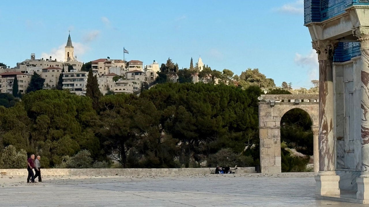 Foto - Mescid-i Aksa’ya giden yollar kapalı! Müslümanlar ibadet etmek için denetim duvarını aşıyor
