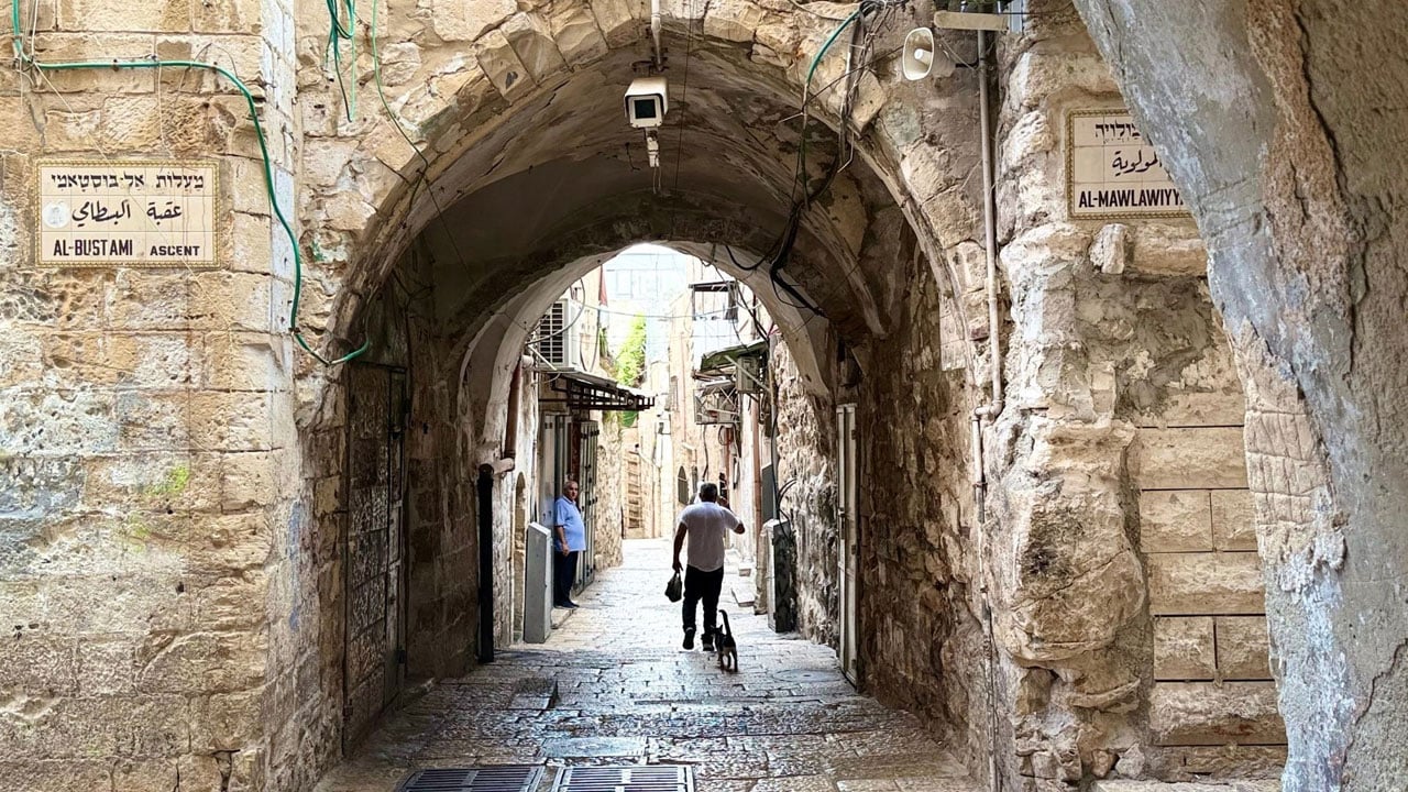 Foto - Mescid-i Aksa’ya giden yollar kapalı! Müslümanlar ibadet etmek için denetim duvarını aşıyor