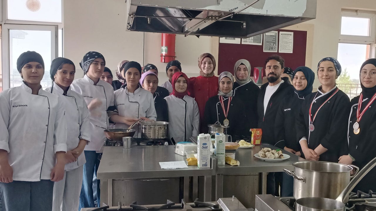 Meslek lisesi fabrika gibi çalışıyor! Öğrenciler 9 ayda 40 milyon TL ciro yaptı