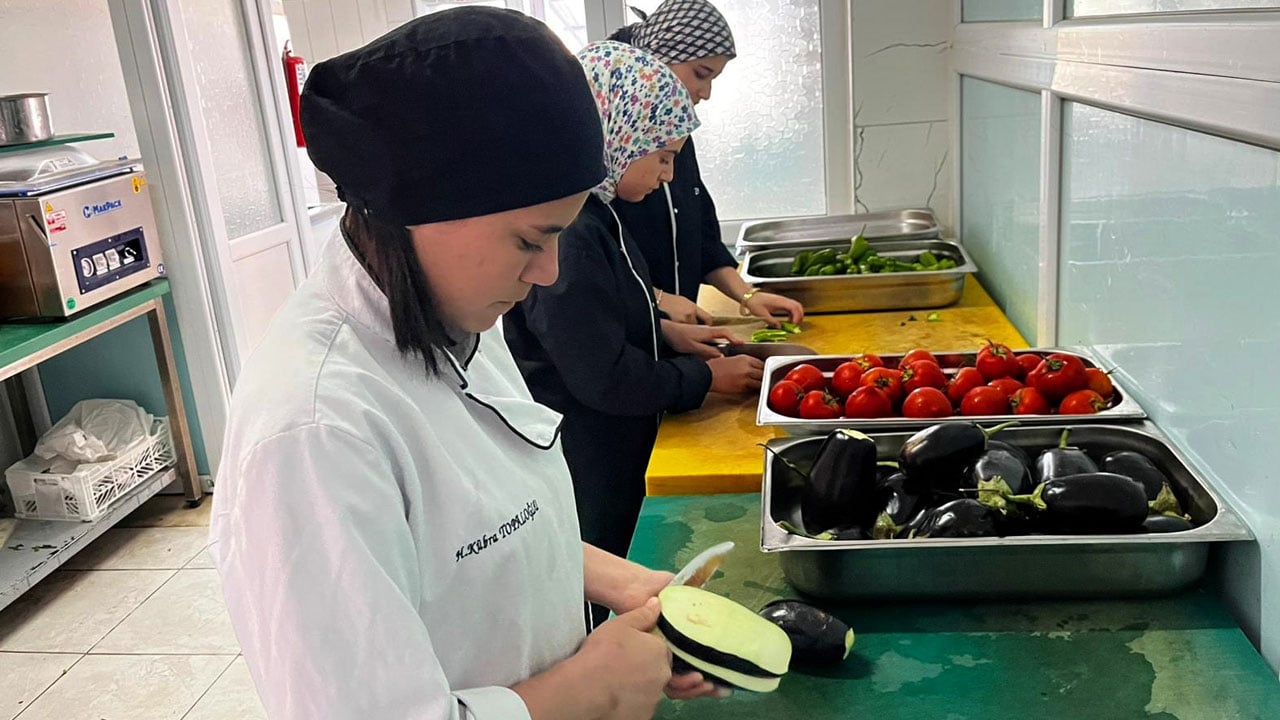 Foto - Meslek lisesi fabrika gibi çalışıyor! Öğrenciler 9 ayda 40 milyon TL ciro yaptı