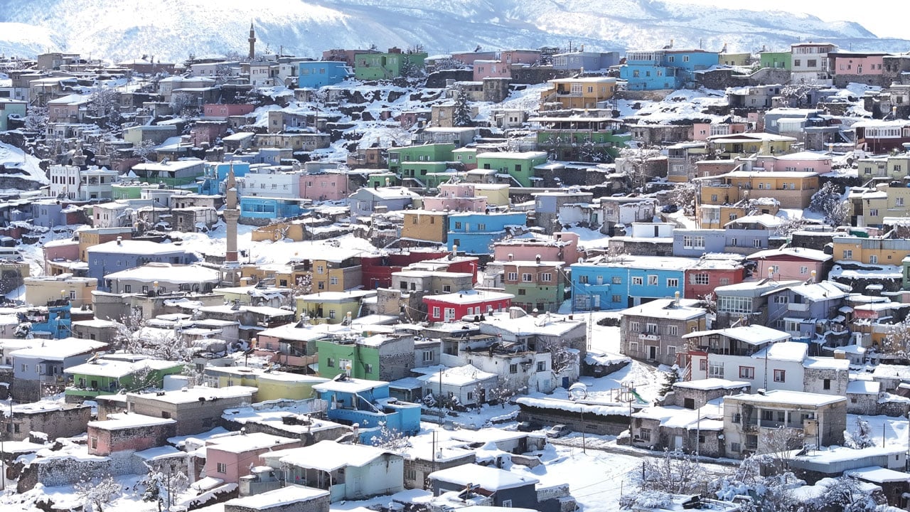 Foto - Mest eden manzara! Renkli evler beyaza büründü