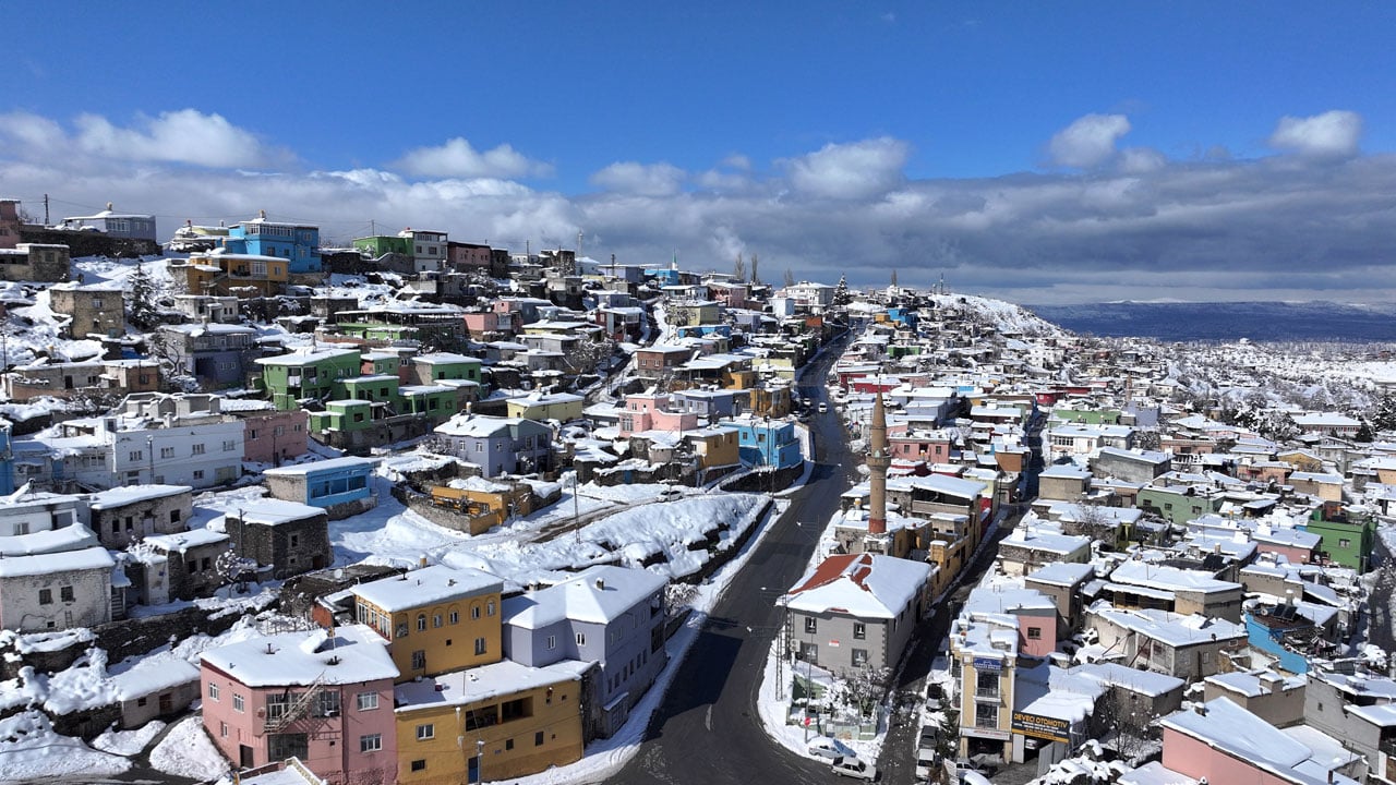 Foto - Mest eden manzara! Renkli evler beyaza büründü
