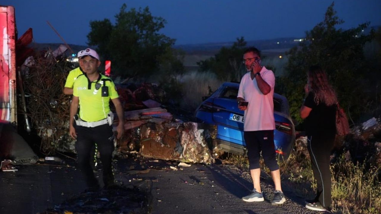 Foto - Metal yüklü tır üstlerine devrildi Karı-koca faciadan son anda kurtuldu