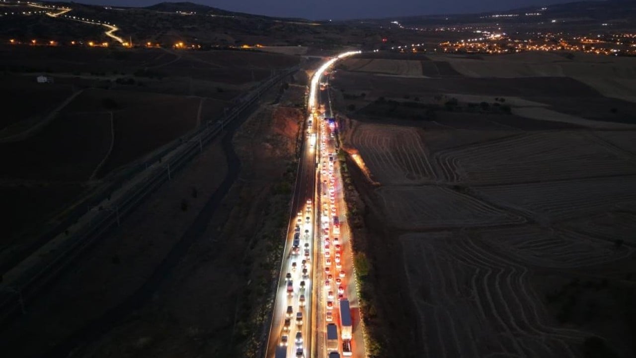 Foto - Metal yüklü tır üstlerine devrildi Karı-koca faciadan son anda kurtuldu