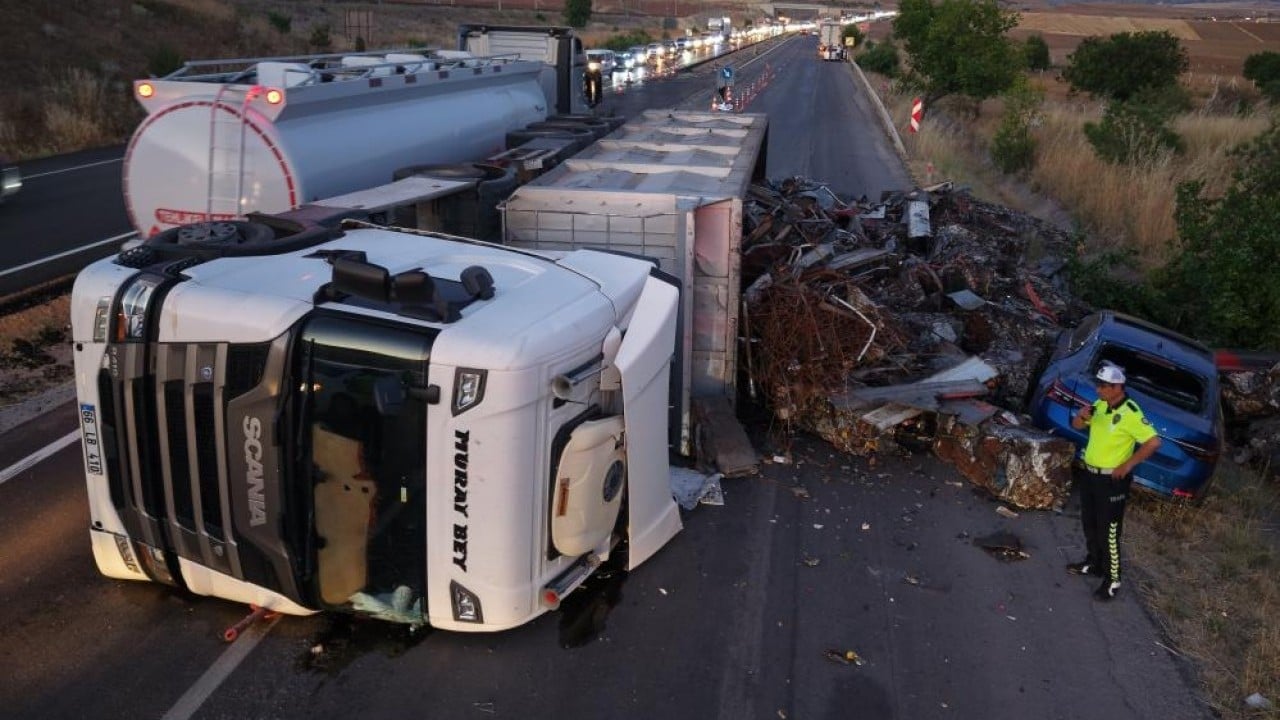 Foto - Metal yüklü tır üstlerine devrildi Karı-koca faciadan son anda kurtuldu