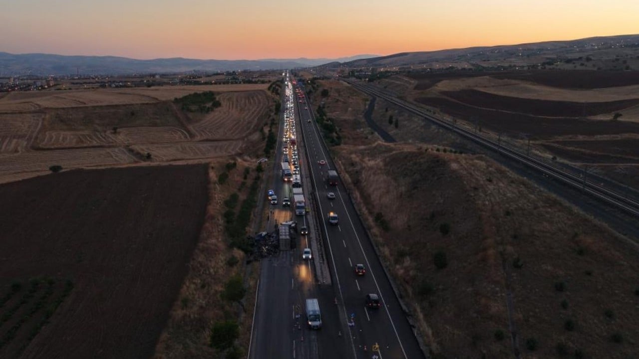 Foto - Metal yüklü tır üstlerine devrildi Karı-koca faciadan son anda kurtuldu