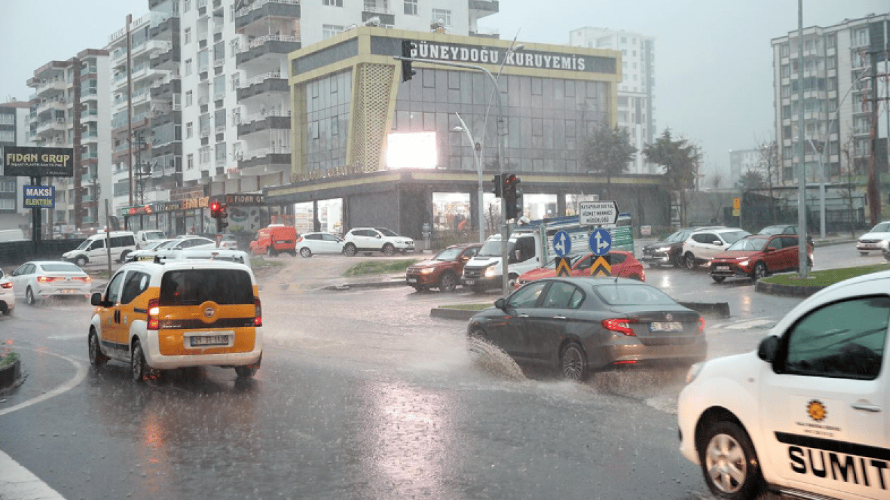 Meteoroloji uyardı: 12 İl için ‘sarı’ alarm! Gök gürültülü sağanak yağış geliyor