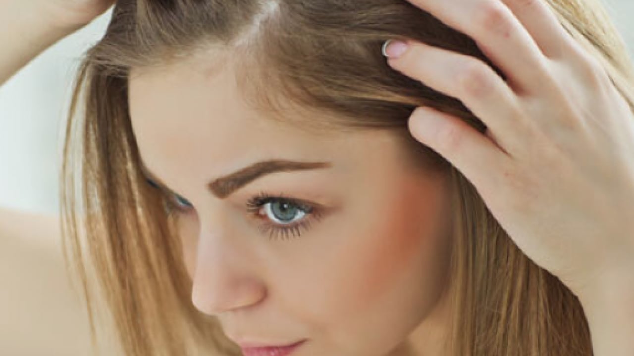 Foto - Mevsim geçişleri, stres ve yanlış bakım: Saç dökülmesini durduran maske tarifi! Reçete verildi...