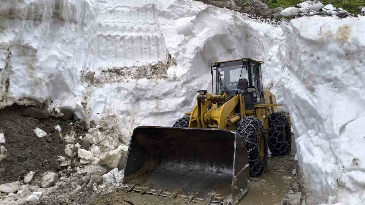 Foto - Mevsim yaz, mesai kış: Rize yaylalarında karla mücadele