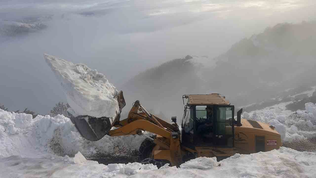 Foto - Mevsim yaz, mesai kış: Rize yaylalarında karla mücadele