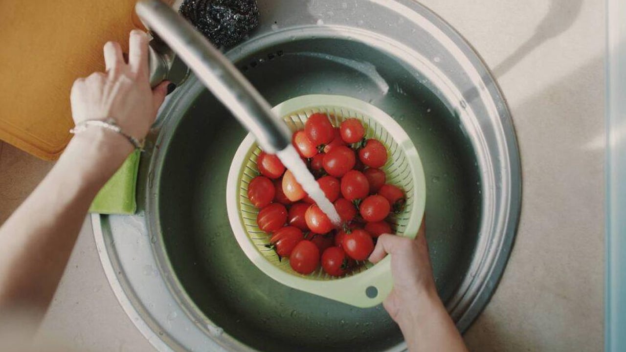 Foto - Uzmanlar uyarıyor! Meyve ve sebzeleri bol suda yıkayın: Bir şey olmaz deyip geçmeyin!