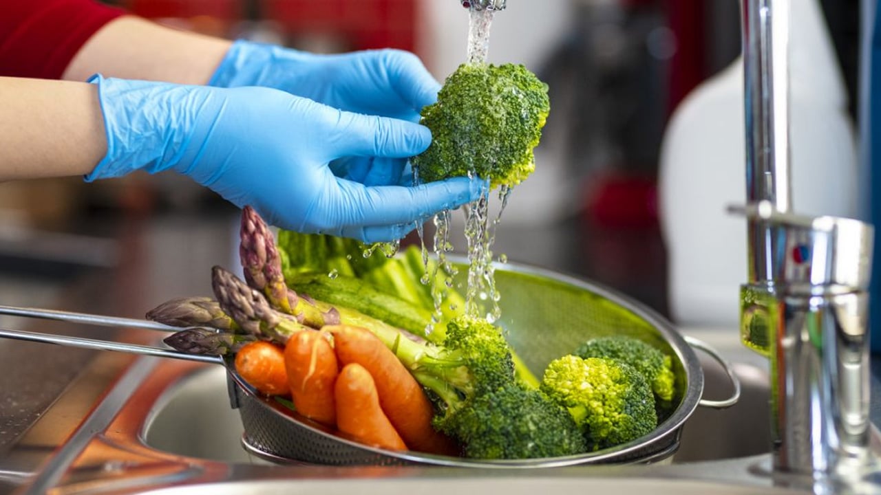 Foto - Uzmanlar uyarıyor! Meyve ve sebzeleri bol suda yıkayın: Bir şey olmaz deyip geçmeyin!