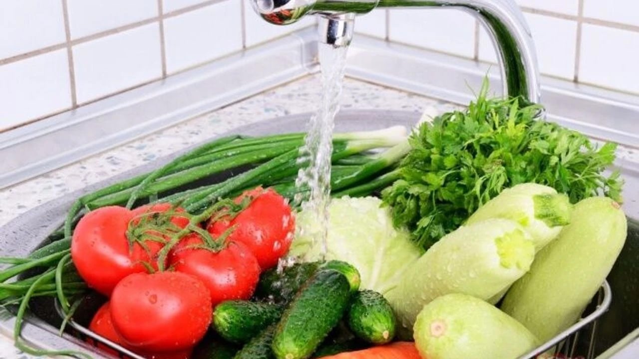 Uzmanlar uyarıyor! Meyve ve sebzeleri bol suda yıkayın: Bir şey olmaz deyip geçmeyin!