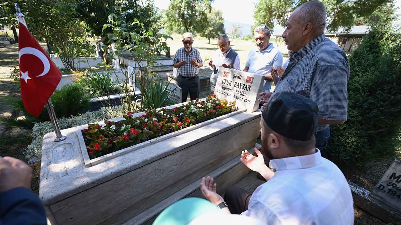 Foto - Mezarı başında Kur'an okuyup dua ettiler: Asırlık çınarlardan şehit müdüre vefa