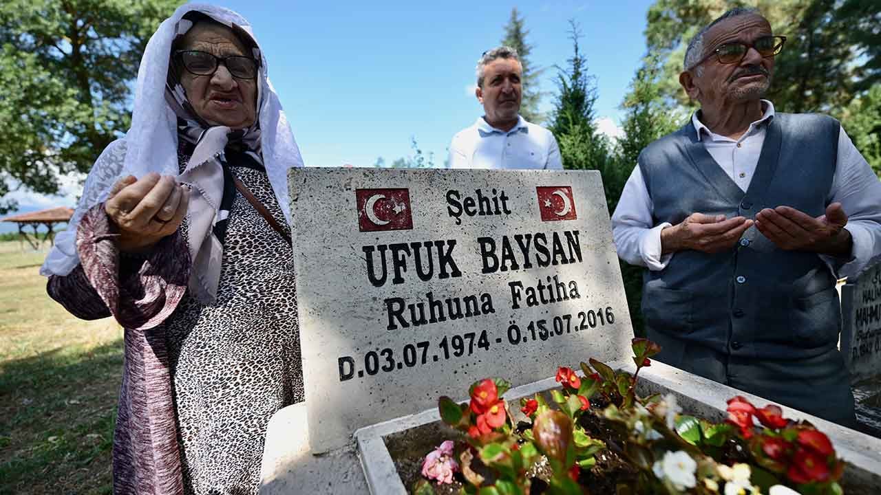 Foto - Mezarı başında Kur'an okuyup dua ettiler: Asırlık çınarlardan şehit müdüre vefa