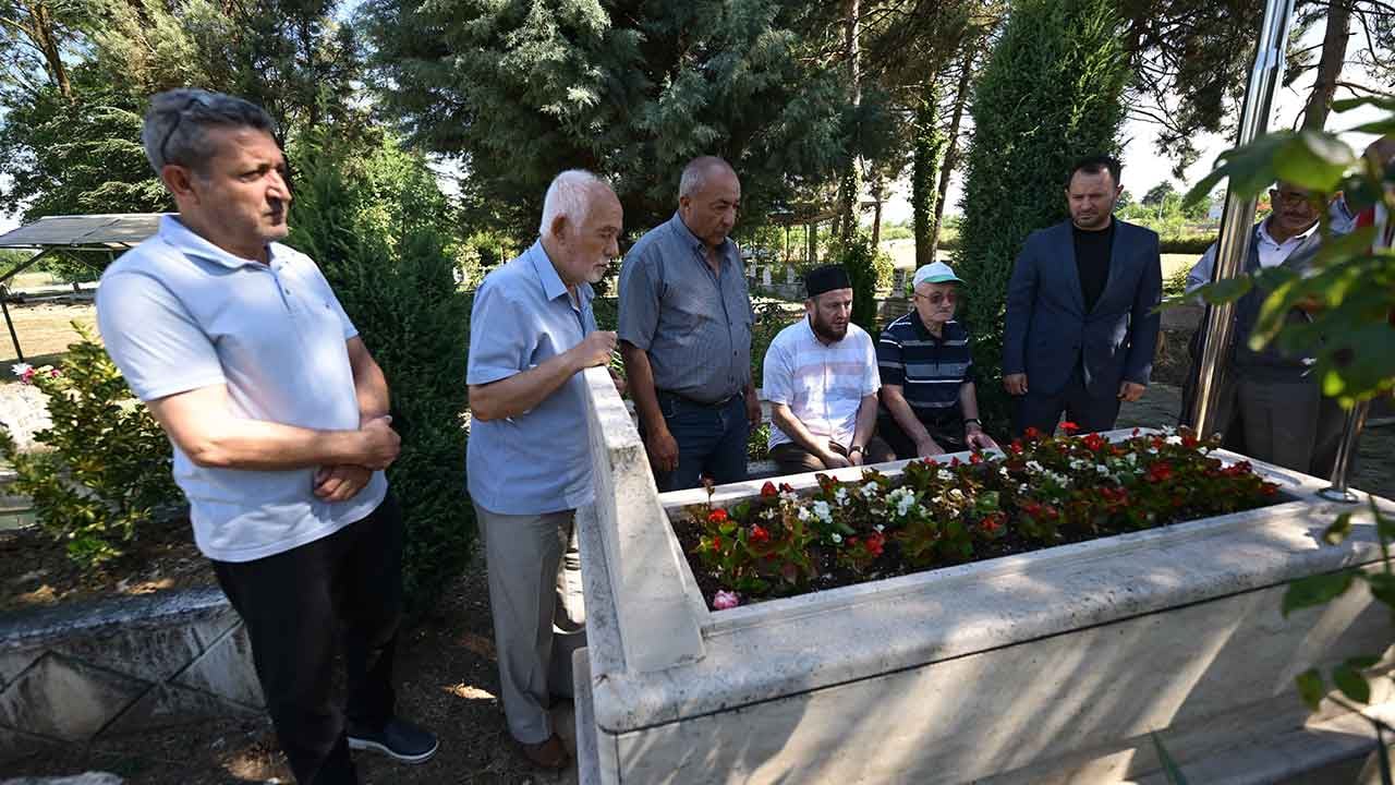 Foto - Mezarı başında Kur'an okuyup dua ettiler: Asırlık çınarlardan şehit müdüre vefa
