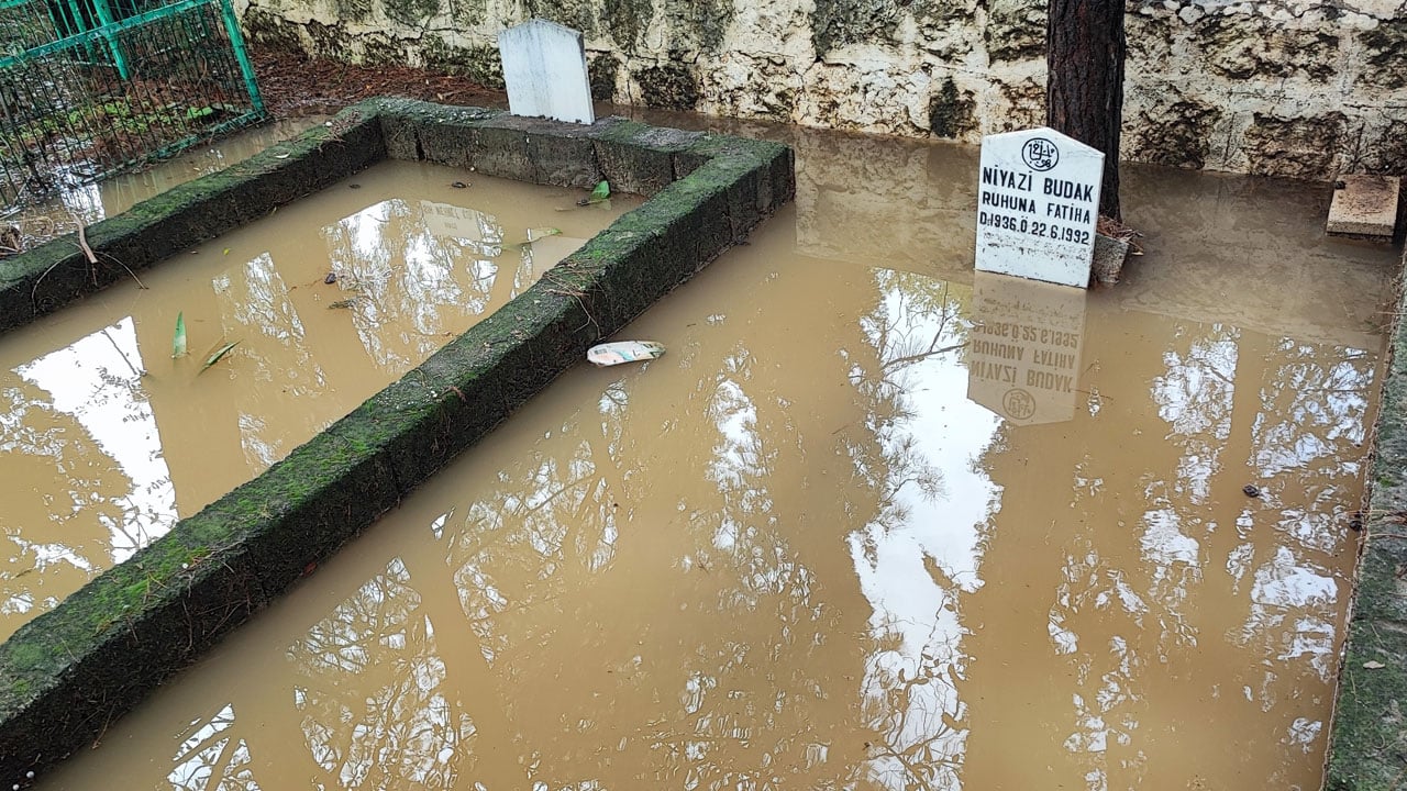Foto - Mezarlıklara ulaşmak için poşet giydiler! Kabirler suya gömüldü