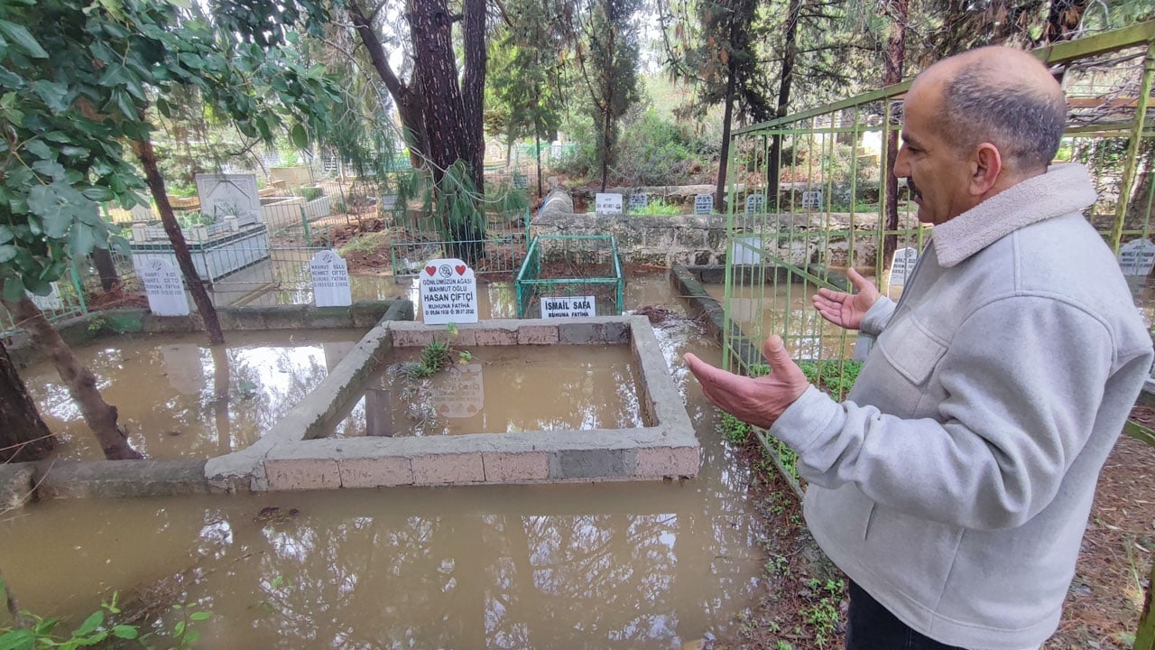 Foto - Mezarlıklara ulaşmak için poşet giydiler! Kabirler suya gömüldü