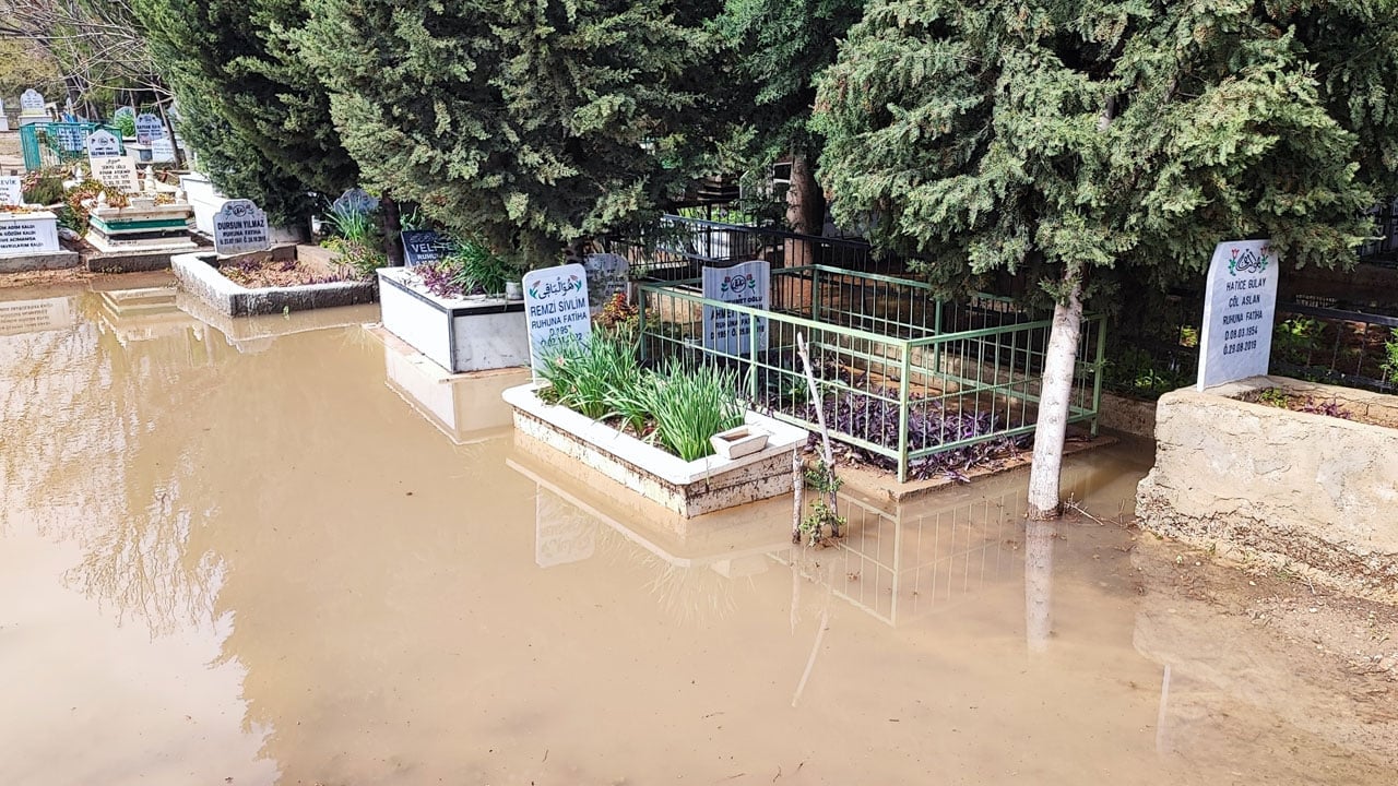 Foto - Mezarlıklara ulaşmak için poşet giydiler! Kabirler suya gömüldü