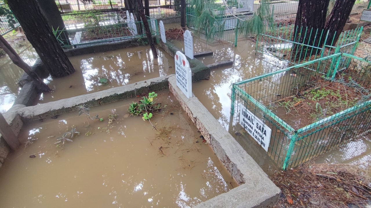 Foto - Mezarlıklara ulaşmak için poşet giydiler! Kabirler suya gömüldü