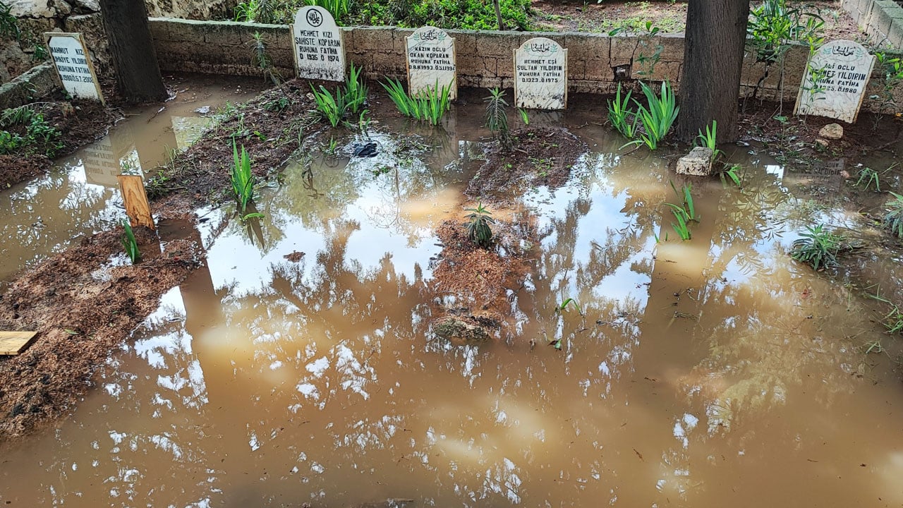 Foto - Mezarlıklara ulaşmak için poşet giydiler! Kabirler suya gömüldü