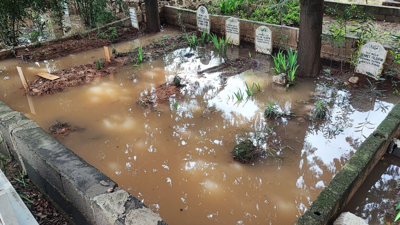 Mezarlıklara ulaşmak için poşet giydiler! Kabirler suya gömüldü