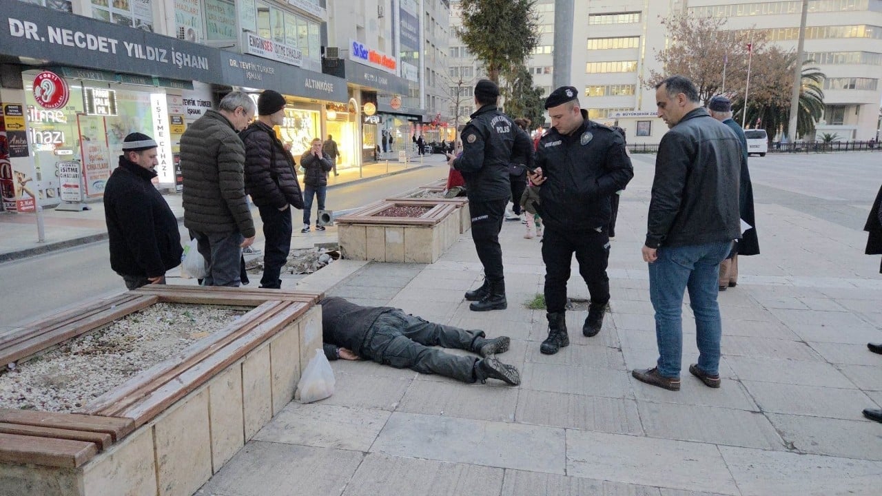Foto - Mezarlıkta rakı içenlere göre çağdaşlık! Alkol belasının ibretlik görüntüsü