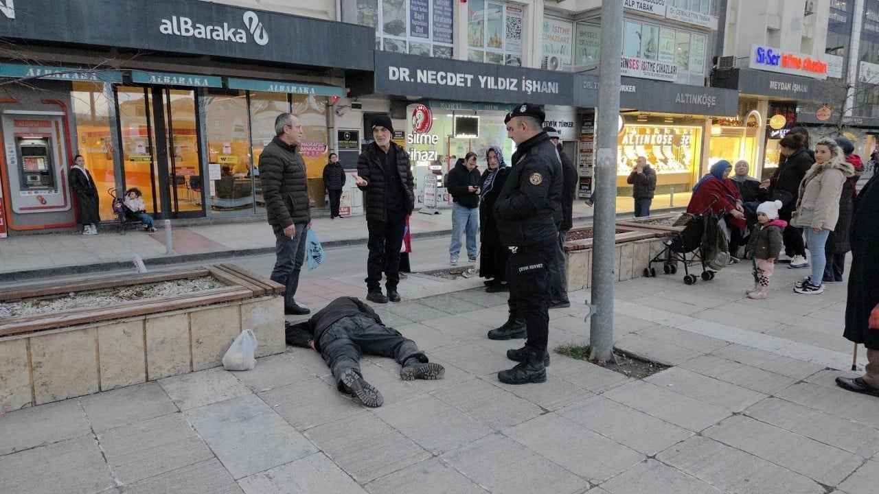 Foto - Mezarlıkta rakı içenlere göre çağdaşlık! Alkol belasının ibretlik görüntüsü