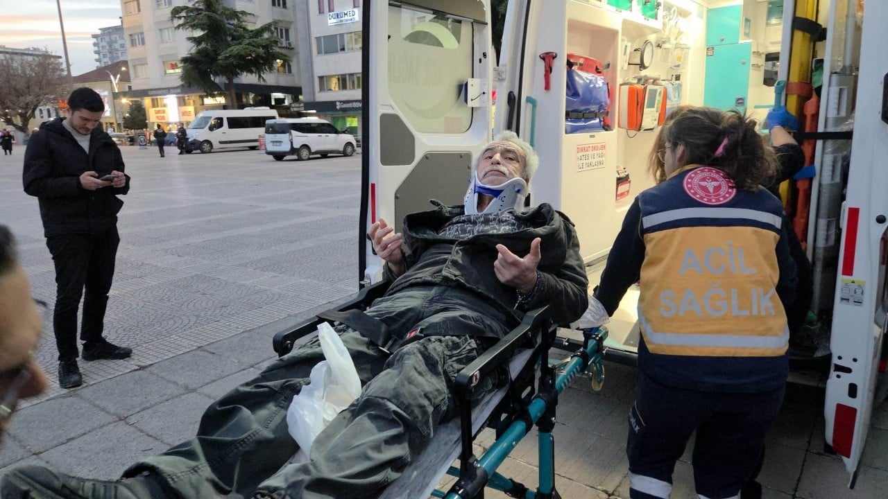 Mezarlıkta rakı içenlere göre çağdaşlık! Alkol belasının ibretlik görüntüsü