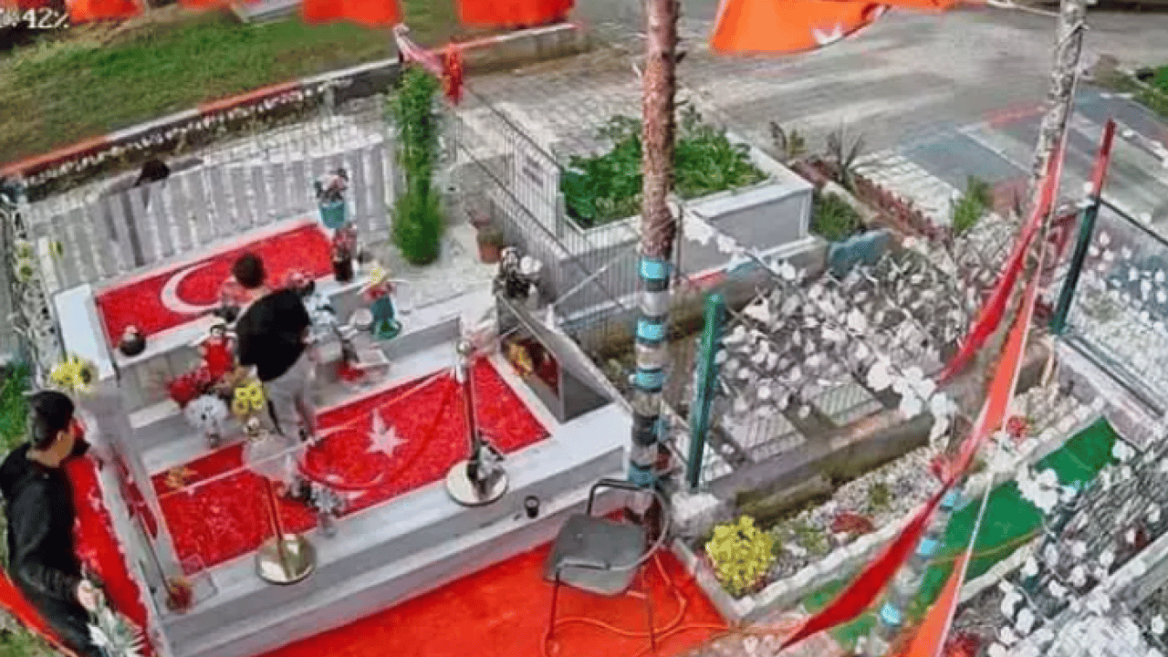 Foto - Mezarlıkta skandal görüntü ortaya çıktı: Acılı anne isyan etti!