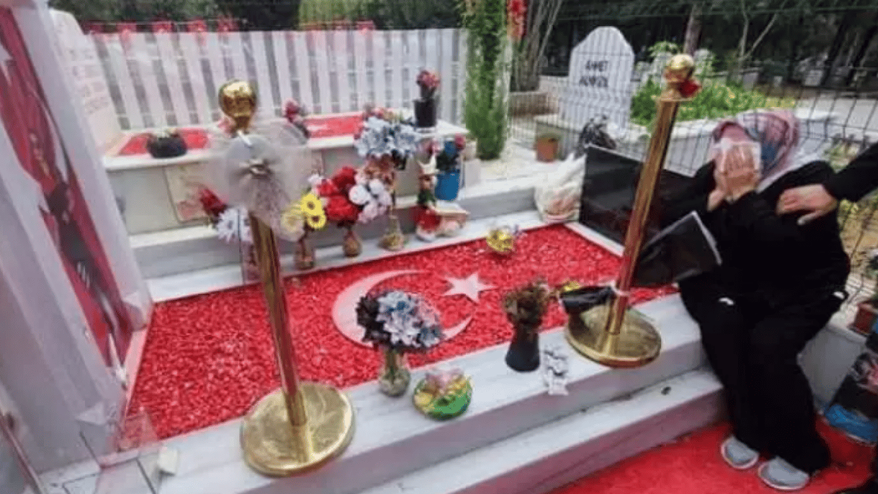 Mezarlıkta skandal görüntü ortaya çıktı: Acılı anne isyan etti!