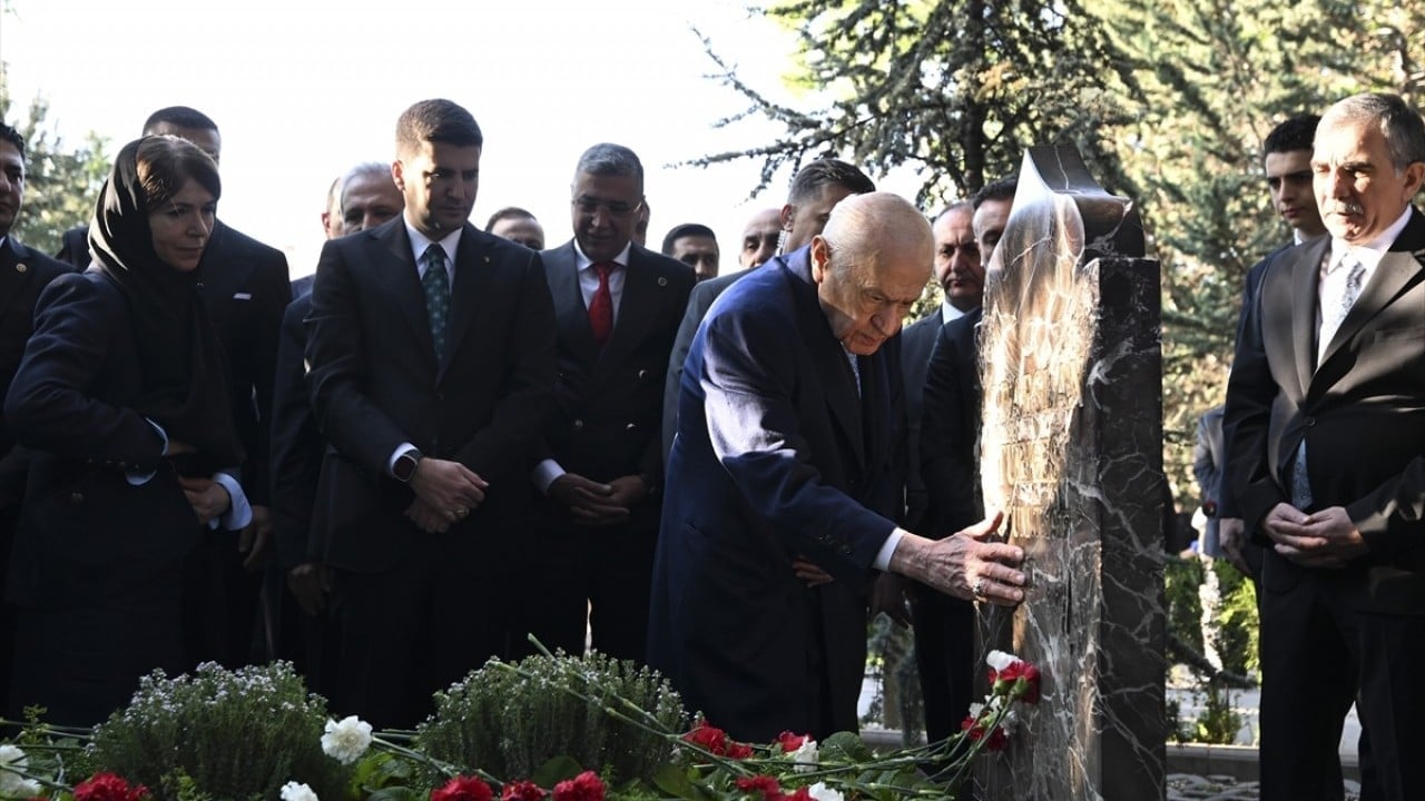 MHP lideri Bahçeli, Alparslan Türkeş'in kabrini ziyaret etti