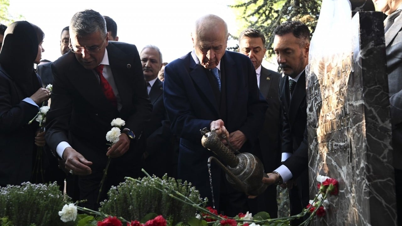 Foto - MHP lideri Bahçeli, Alparslan Türkeş'in kabrini ziyaret etti