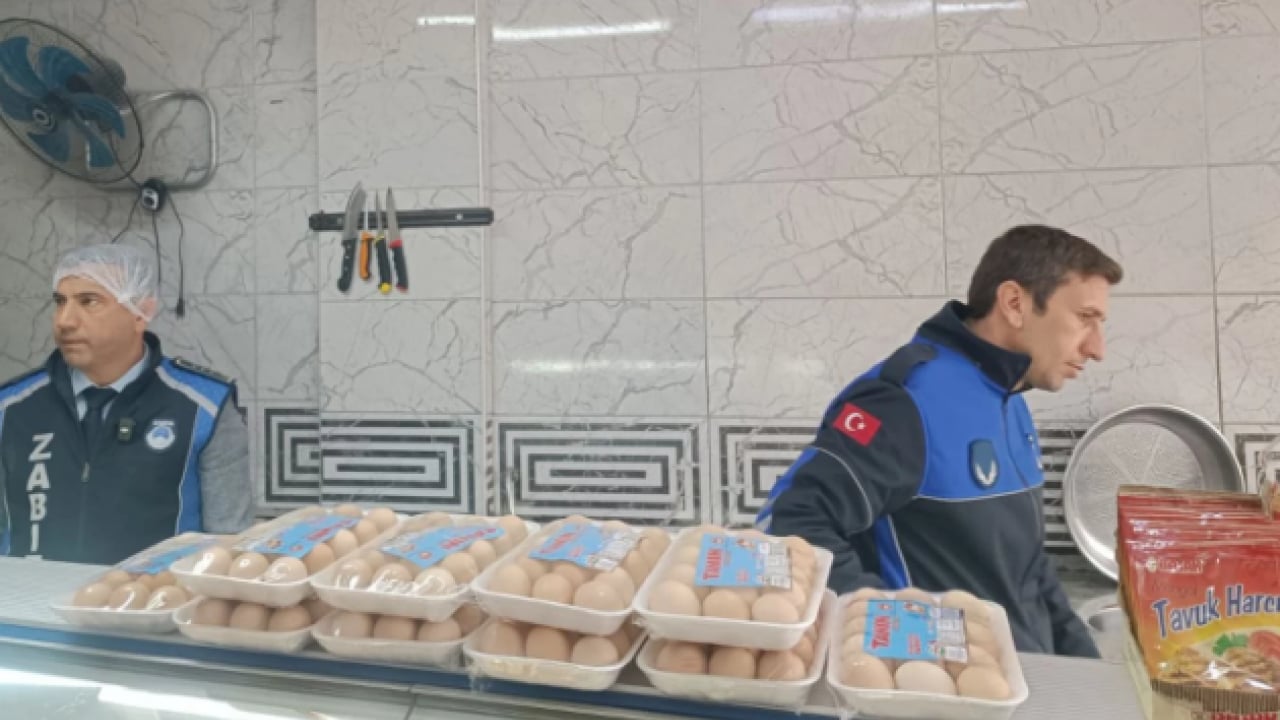 Foto - Mide bulandıran görüntü! Baharatın içinden çiğ et çıktı