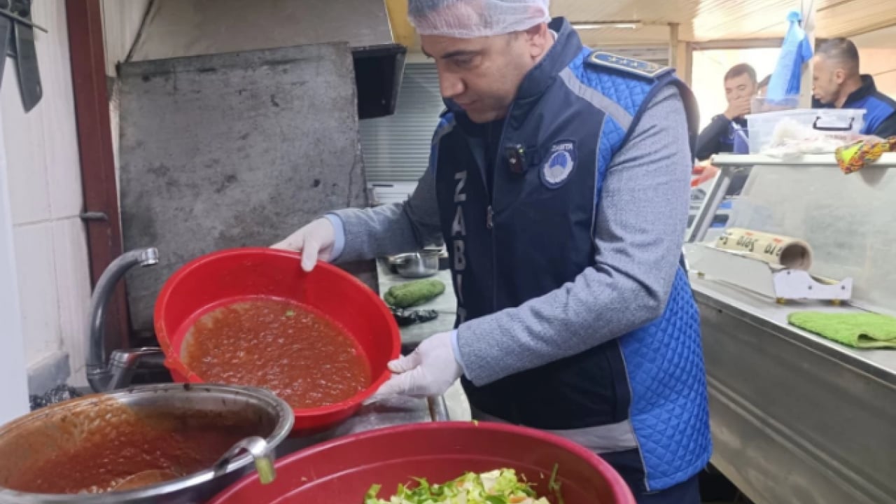 Foto - Mide bulandıran görüntü! Baharatın içinden çiğ et çıktı