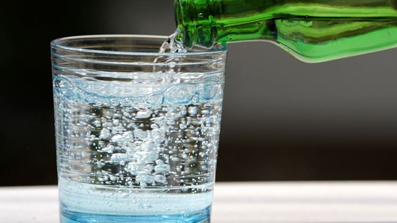 Foto - Mide şişkinliğini azaltmanın 10 kesin yolu: Maden suyunu sonra tüketin! Mide şişkinliğine ne iyi gelir?