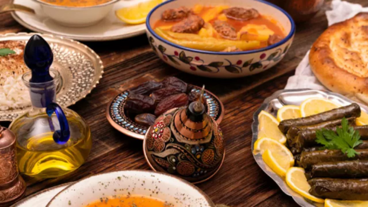 Foto - Midenize zulmetmeyin! Ramazan’da doğru beslenme rehberi: Sahura kalkmamak hata, hızlı yemek facia