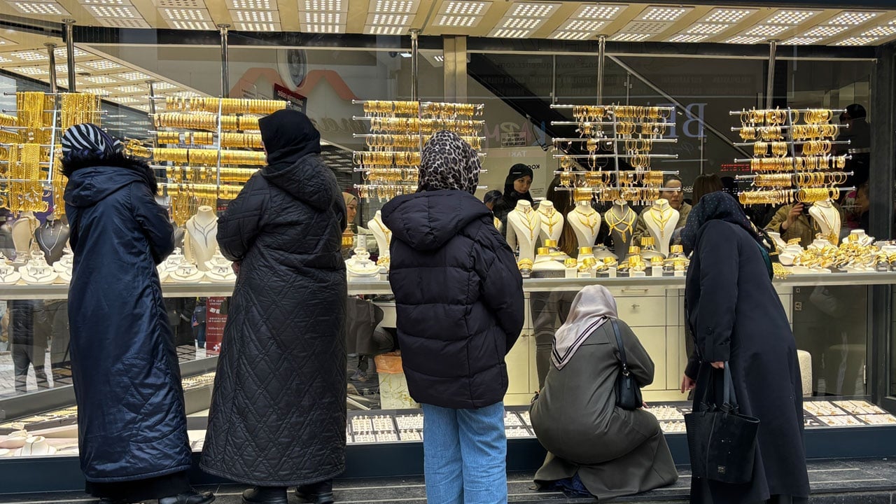 Foto - 'Millet aç, aç!'çılar yine ters köşe! Ucuz et ya da pide kuyruğu değil: Türkiye varlık kuyruğunda!
