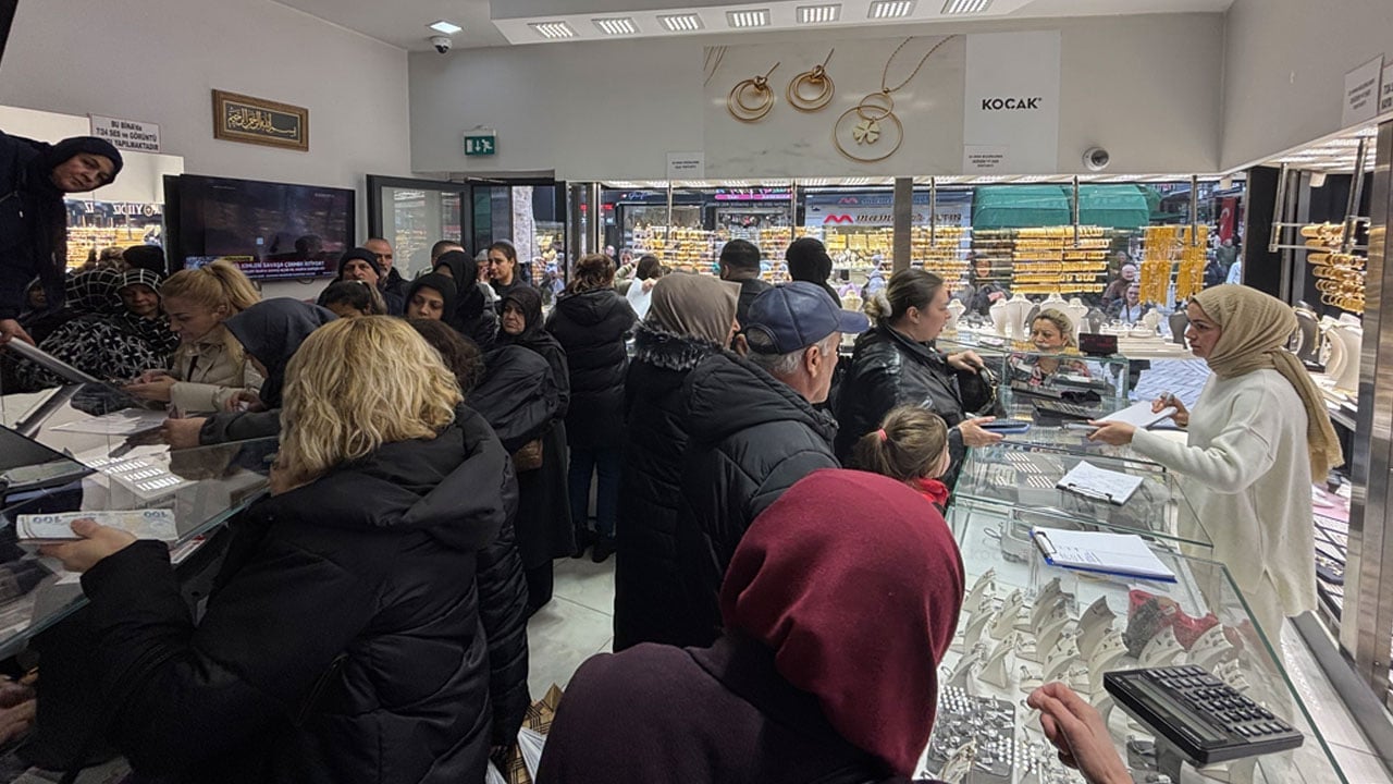 Foto - 'Millet aç, aç!'çılar yine ters köşe! Ucuz et ya da pide kuyruğu değil: Türkiye varlık kuyruğunda!