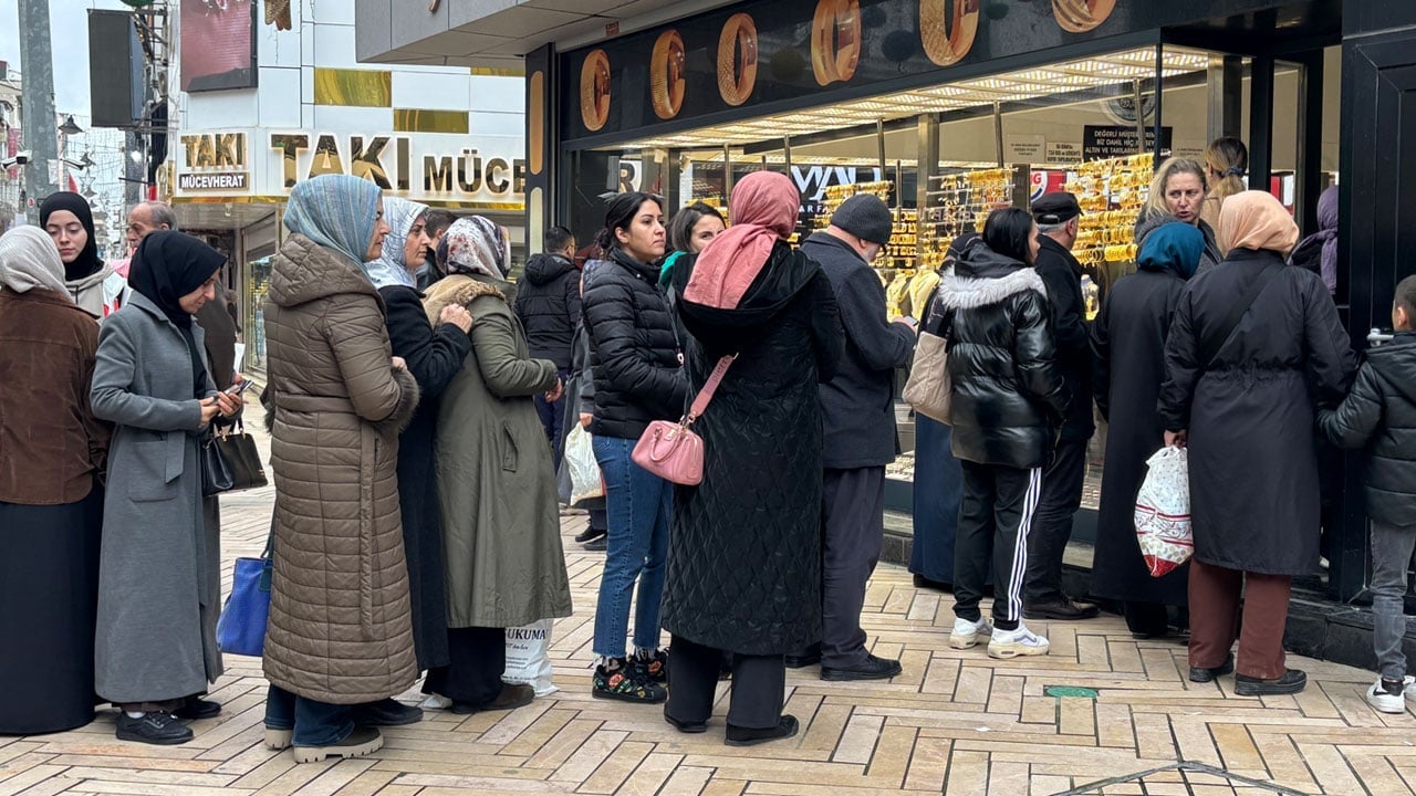 Foto - 'Millet aç, aç!'çılar yine ters köşe! Ucuz et ya da pide kuyruğu değil: Türkiye varlık kuyruğunda!