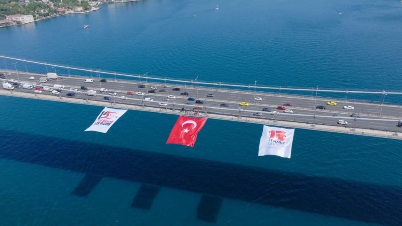 Milli birlik ve beraberliğin simgesi Köprüler dev Türk bayrakları ile donatıldı