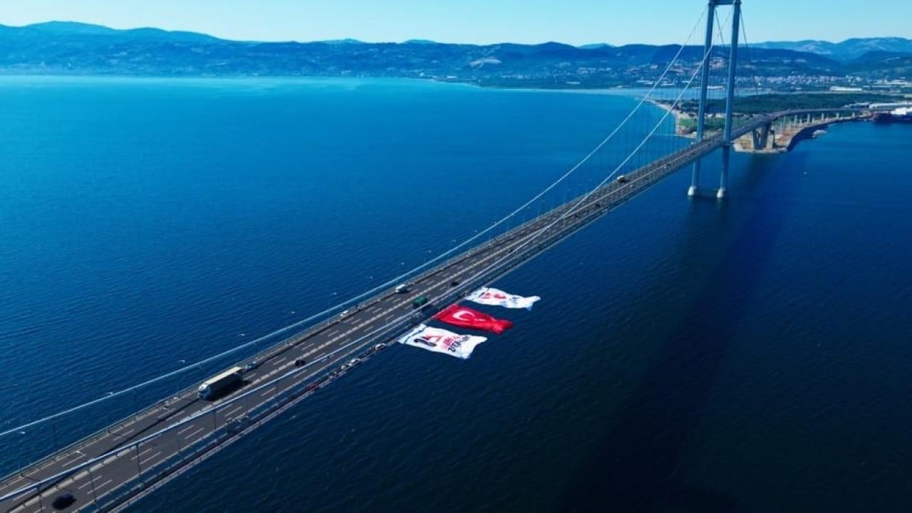 Foto - Milli birlik ve beraberliğin simgesi Köprüler dev Türk bayrakları ile donatıldı
