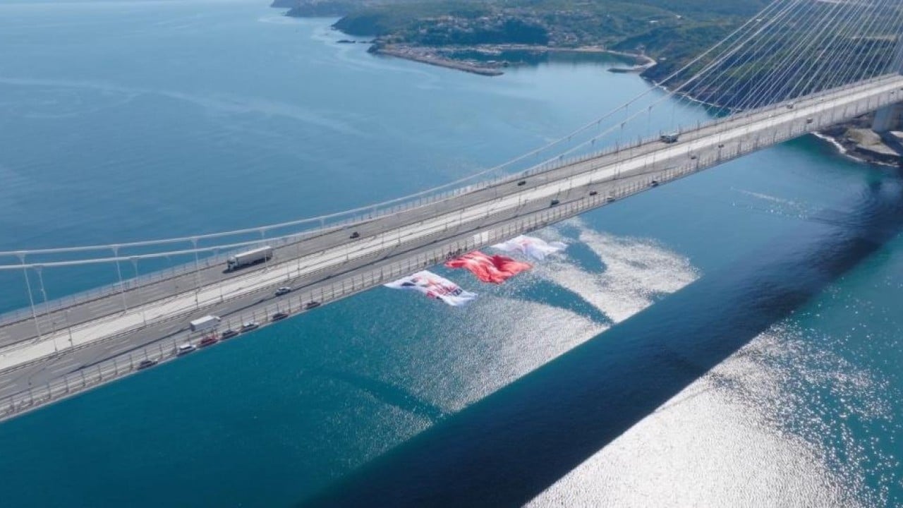 Foto - Milli birlik ve beraberliğin simgesi Köprüler dev Türk bayrakları ile donatıldı
