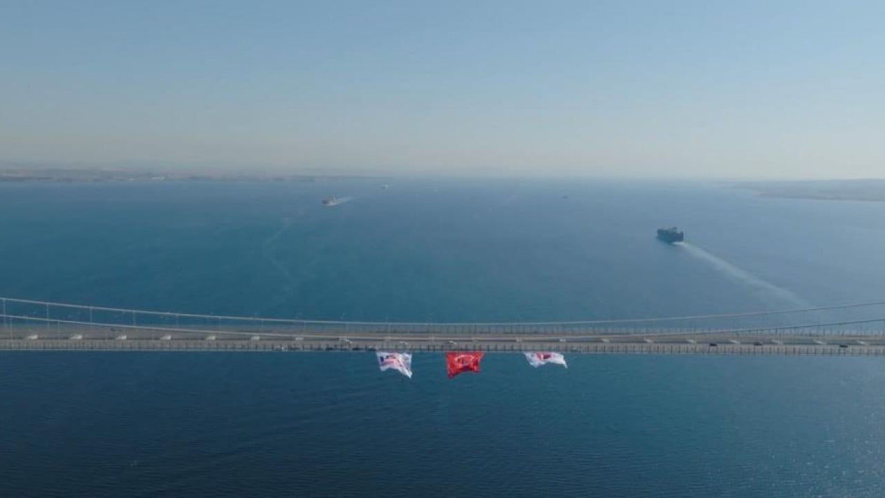 Foto - Milli birlik ve beraberliğin simgesi Köprüler dev Türk bayrakları ile donatıldı