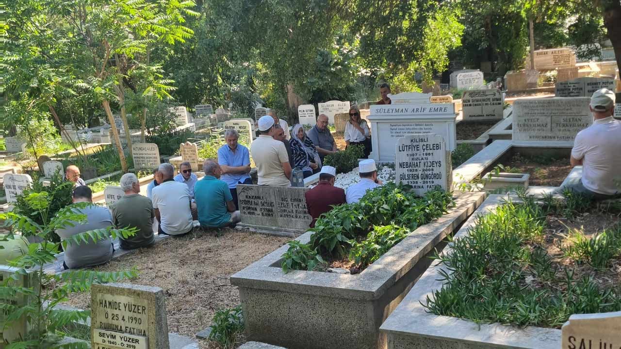 Foto - Milli Görüş’ün önde gelen isimlerinden Süleyman Arif Emre, kabri başında dualarla anıldı