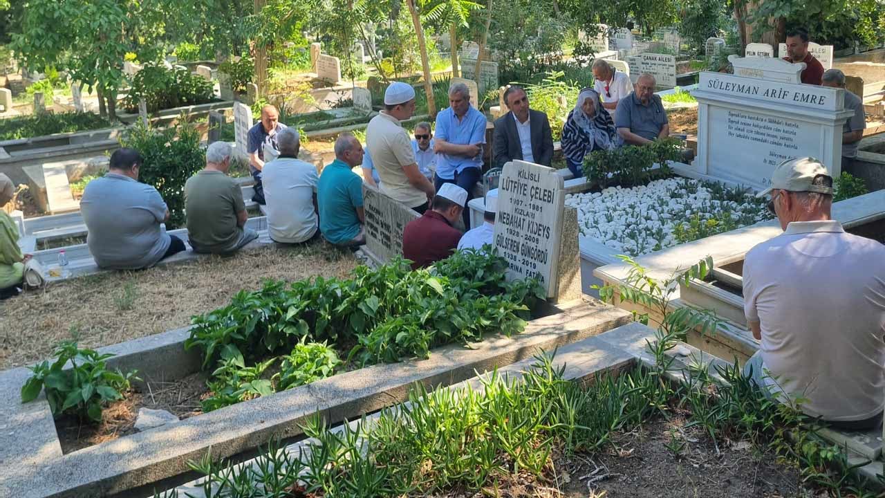 Foto - Milli Görüş’ün önde gelen isimlerinden Süleyman Arif Emre, kabri başında dualarla anıldı