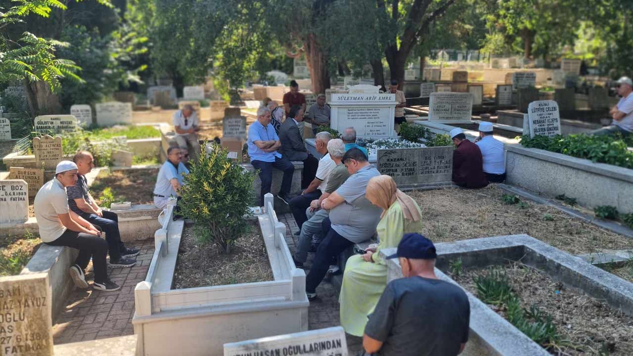 Foto - Milli Görüş’ün önde gelen isimlerinden Süleyman Arif Emre, kabri başında dualarla anıldı